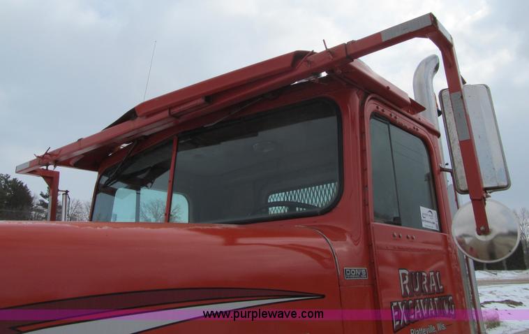 image for item F5971 1985 International F-9370 semi truck