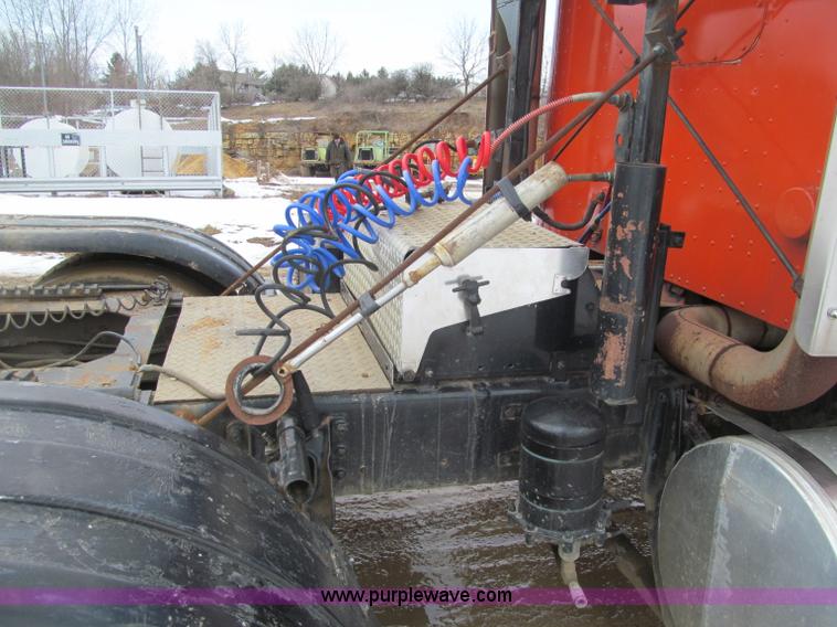 image for item F5971 1985 International F-9370 semi truck