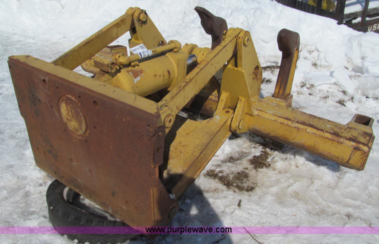 image for item F5997 Caterpillar No. 6 multi shank ripper
