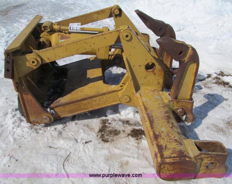 image for item F5997 Caterpillar No. 6 multi shank ripper