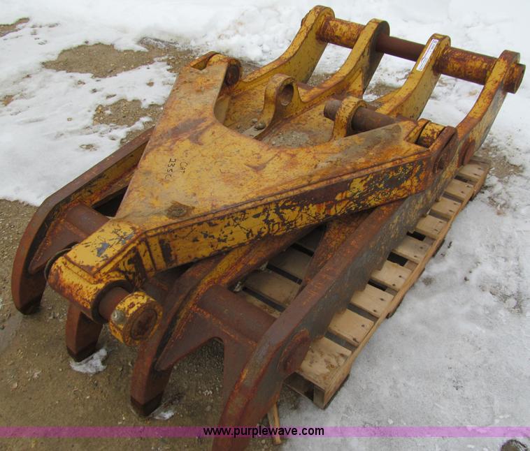 image for item I9822 Hydraulic excavator thumb attachment