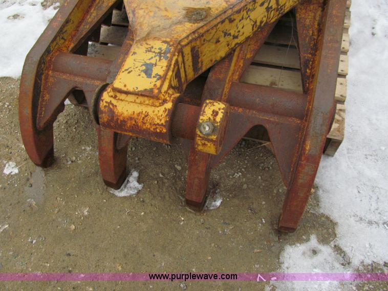 image for item I9822 Hydraulic excavator thumb attachment