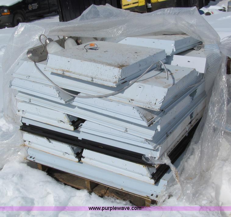 image for item I9849 Assorted indoor light fixtures