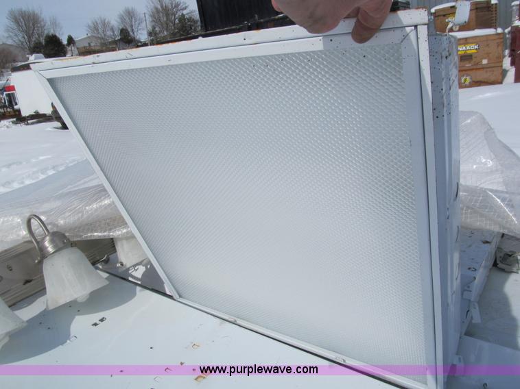 image for item I9849 Assorted indoor light fixtures