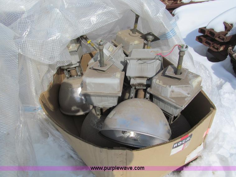 image for item I9849 Assorted indoor light fixtures