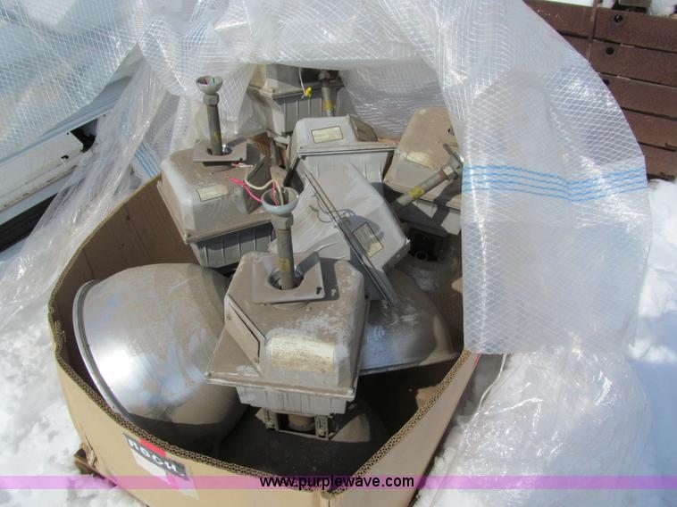 image for item I9849 Assorted indoor light fixtures