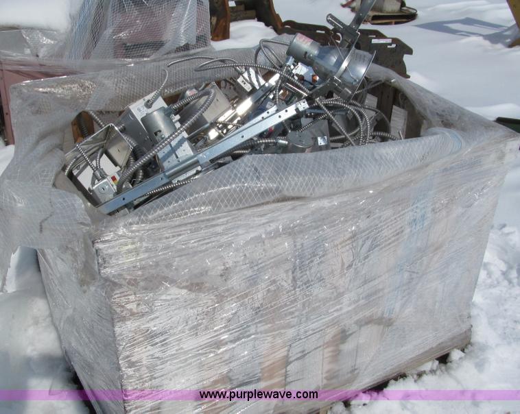 image for item I9849 Assorted indoor light fixtures