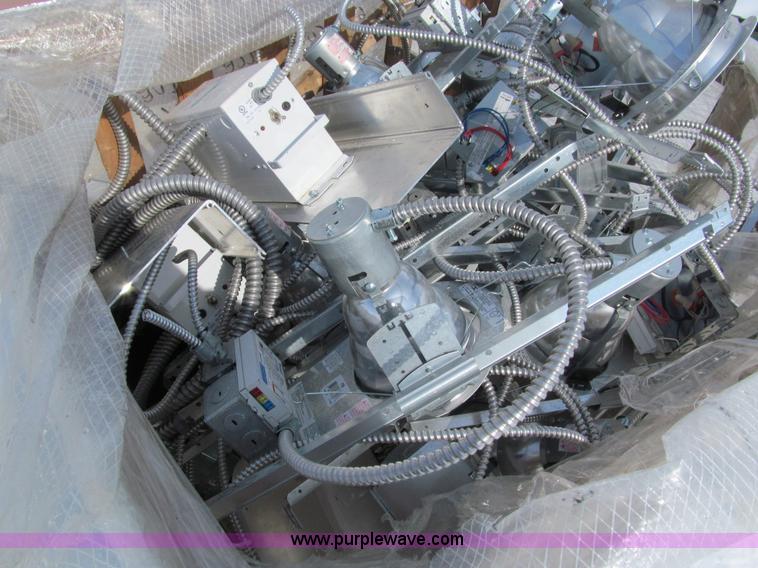 image for item I9849 Assorted indoor light fixtures