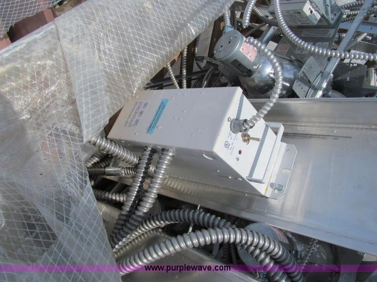 image for item I9849 Assorted indoor light fixtures