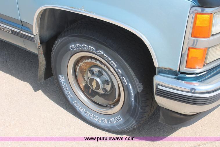 image for item D8017 1991 Chevrolet Silverado 2500 Extended Cab pickup truck