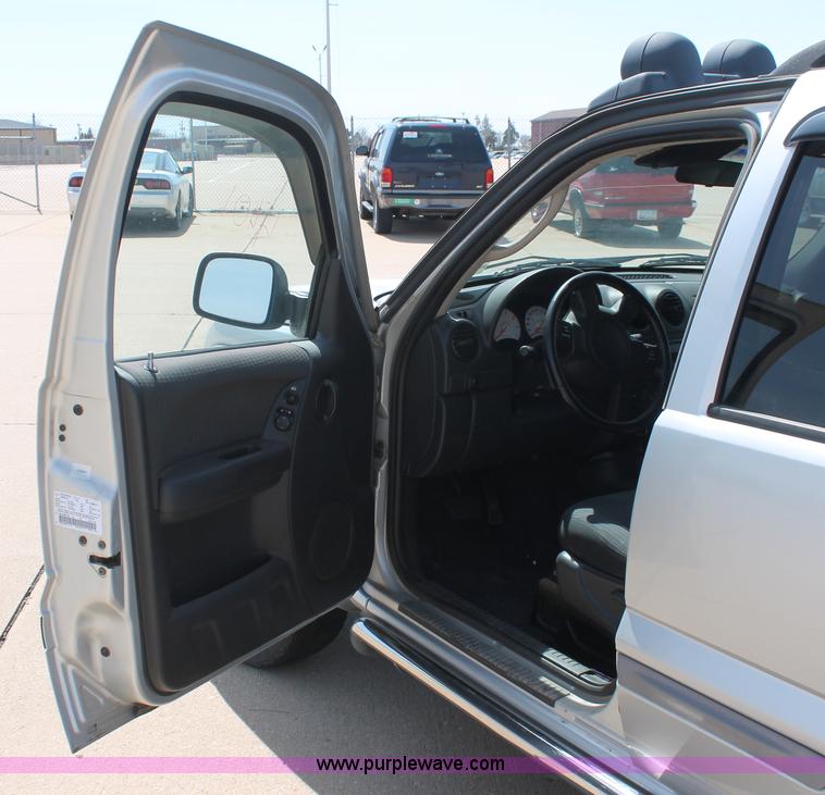 image for item D8020 2002 Jeep Liberty Sport SUV