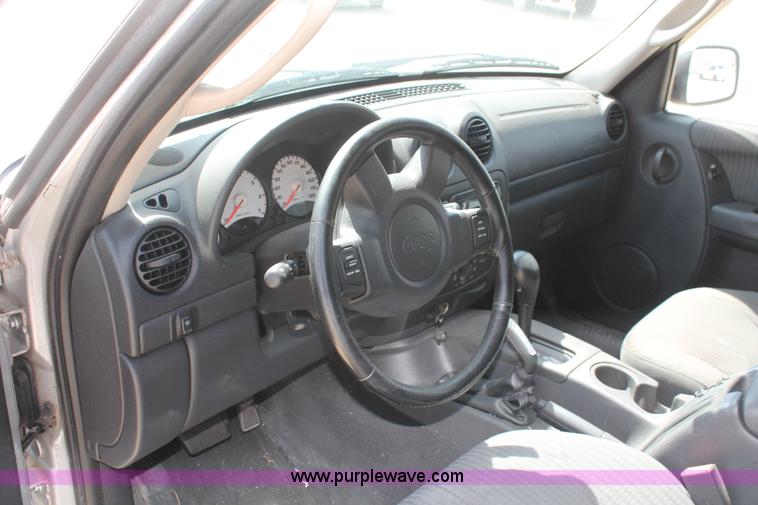 image for item D8020 2002 Jeep Liberty Sport SUV