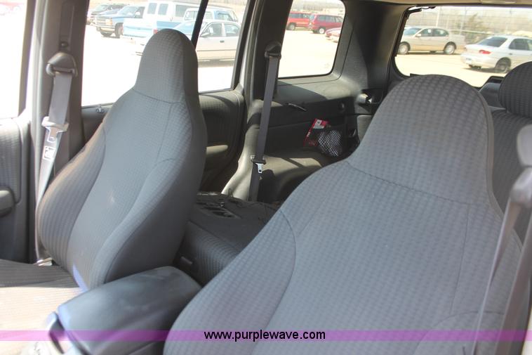 image for item D8020 2002 Jeep Liberty Sport SUV