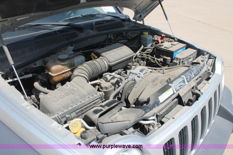 image for item D8020 2002 Jeep Liberty Sport SUV