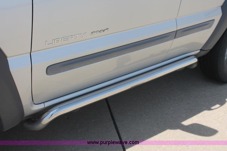 image for item D8020 2002 Jeep Liberty Sport SUV