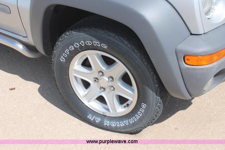 image for item D8020 2002 Jeep Liberty Sport SUV