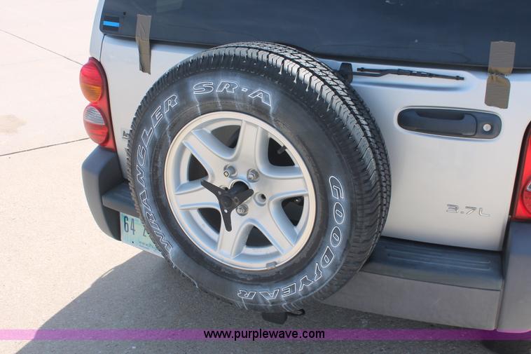 image for item D8020 2002 Jeep Liberty Sport SUV