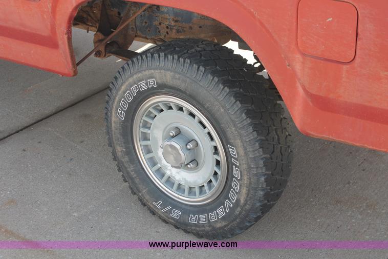 image for item D8021 1984 Ford F150 pickup truck