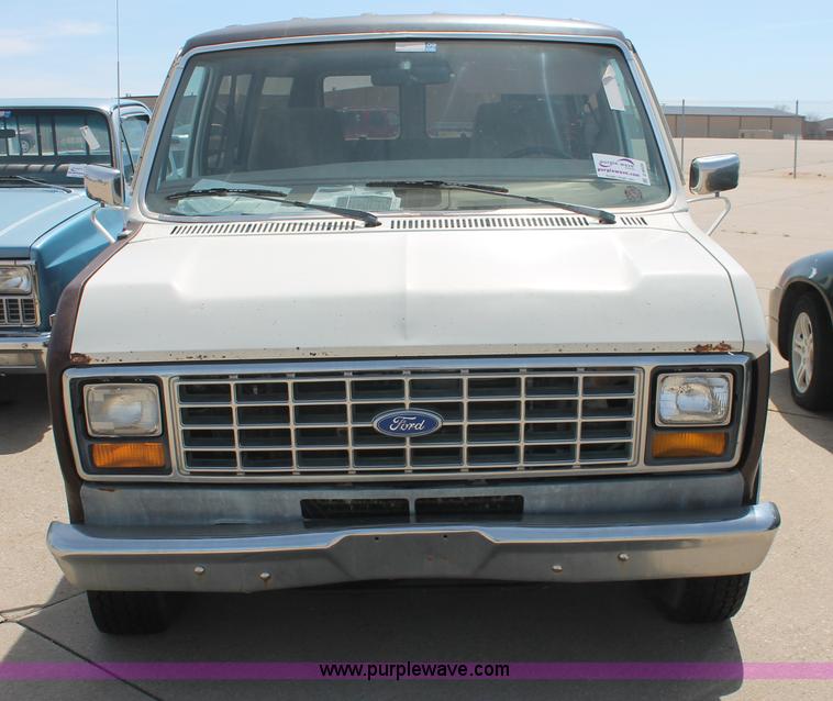 image for item D8026 1989 Ford E150 Super Club Wagon van