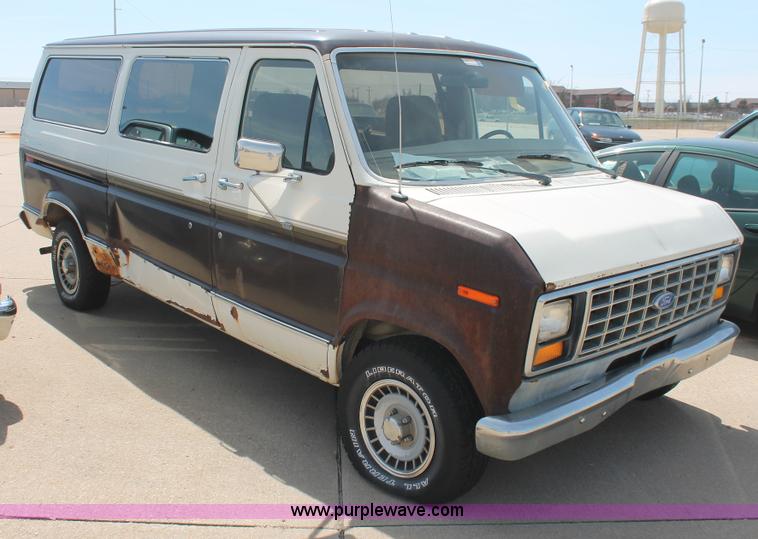 image for item D8026 1989 Ford E150 Super Club Wagon van