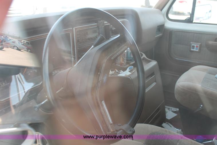 image for item D8026 1989 Ford E150 Super Club Wagon van