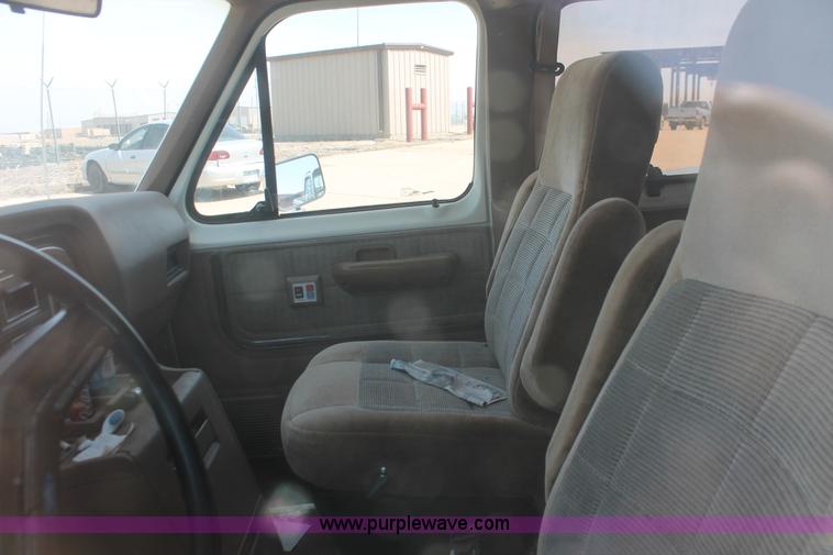 image for item D8026 1989 Ford E150 Super Club Wagon van