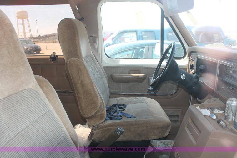 image for item D8026 1989 Ford E150 Super Club Wagon van