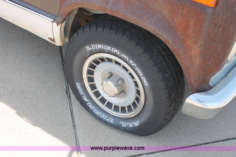 image for item D8026 1989 Ford E150 Super Club Wagon van