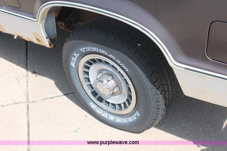 image for item D8026 1989 Ford E150 Super Club Wagon van