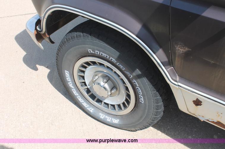 image for item D8026 1989 Ford E150 Super Club Wagon van