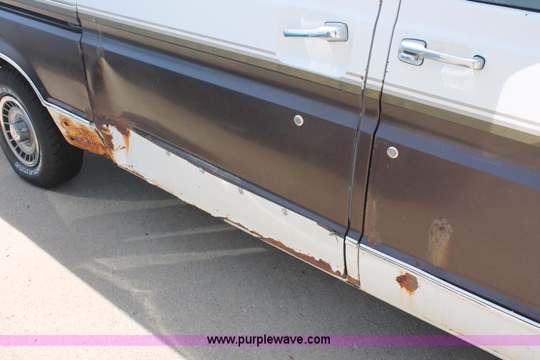 image for item D8026 1989 Ford E150 Super Club Wagon van