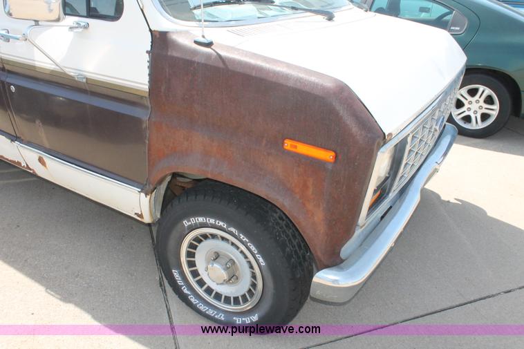 image for item D8026 1989 Ford E150 Super Club Wagon van