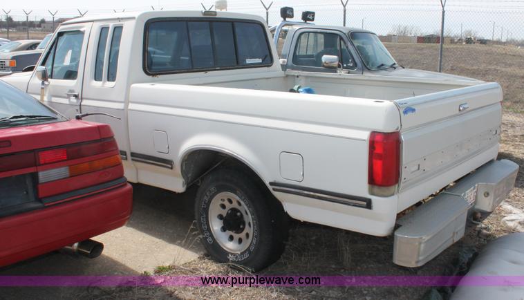 image for item D8027 1988 Ford F150 XLT Lariat SuperCab pickup truck