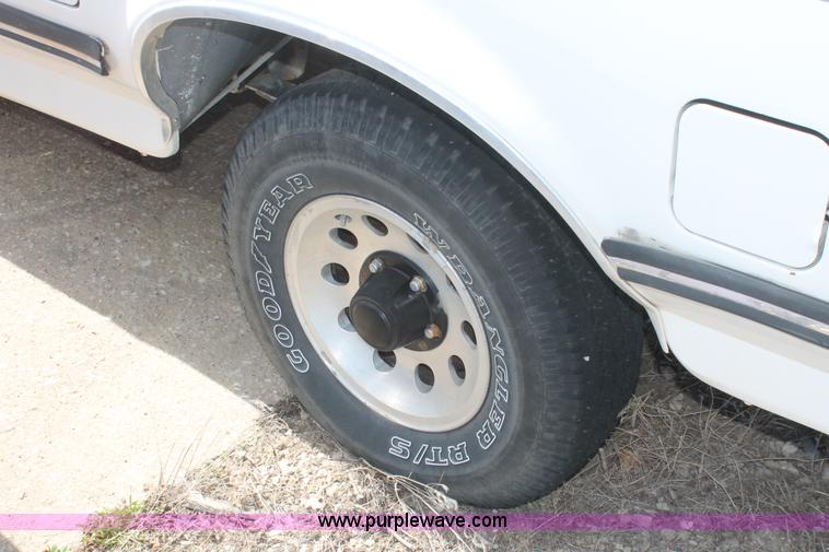 image for item D8027 1988 Ford F150 XLT Lariat SuperCab pickup truck