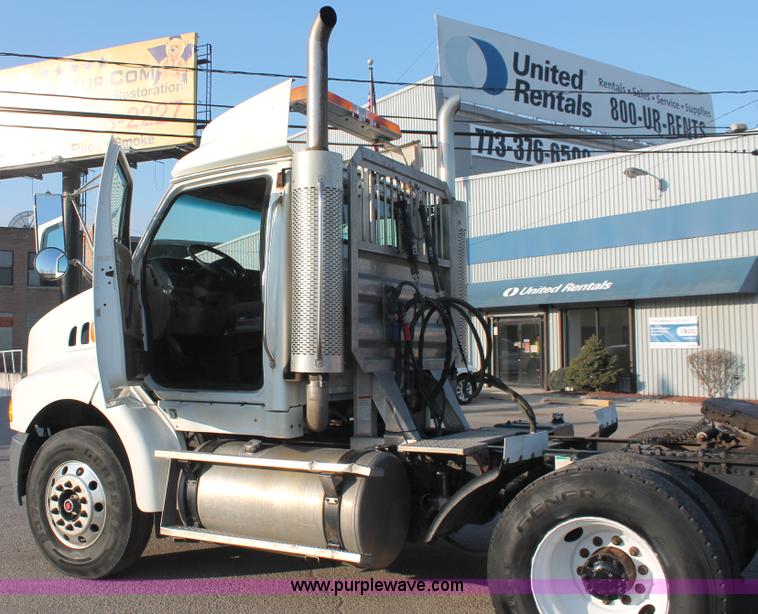 image for item E2917 2006 Sterling LT9500 semi truck