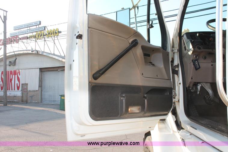 image for item E2917 2006 Sterling LT9500 semi truck