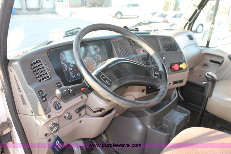 image for item E2917 2006 Sterling LT9500 semi truck