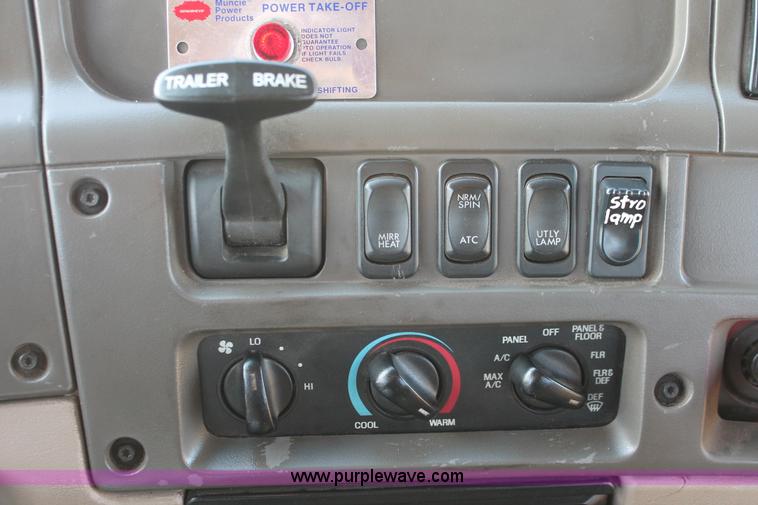 image for item E2917 2006 Sterling LT9500 semi truck