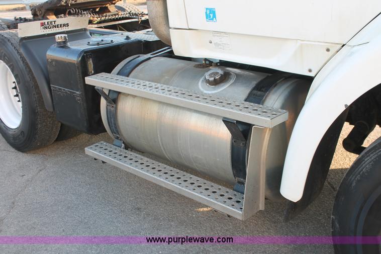 image for item E2917 2006 Sterling LT9500 semi truck