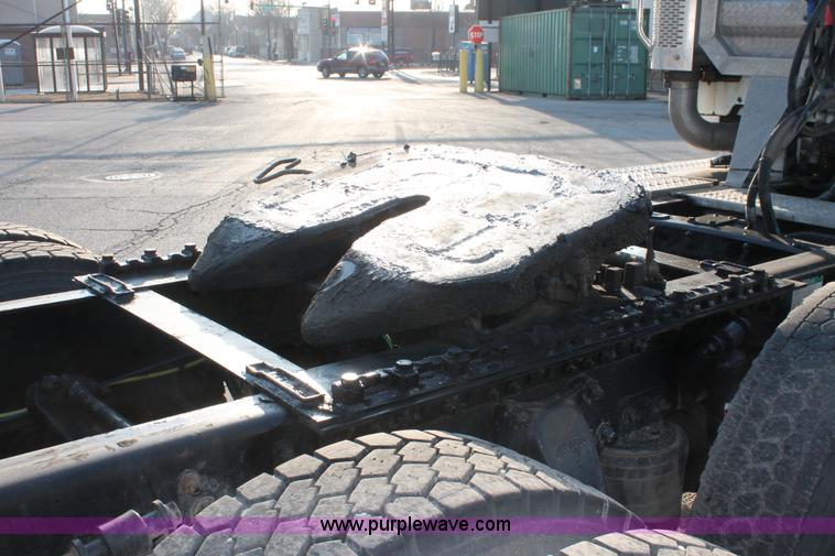 image for item E2917 2006 Sterling LT9500 semi truck