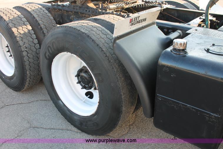 image for item E2917 2006 Sterling LT9500 semi truck