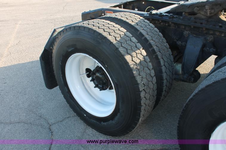 image for item E2917 2006 Sterling LT9500 semi truck