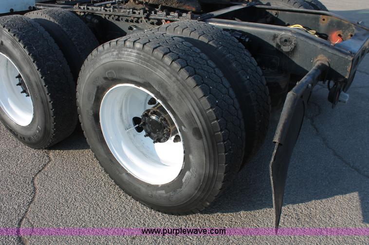 image for item E2917 2006 Sterling LT9500 semi truck