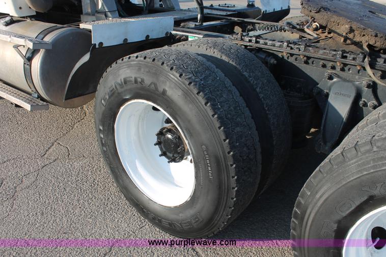 image for item E2917 2006 Sterling LT9500 semi truck