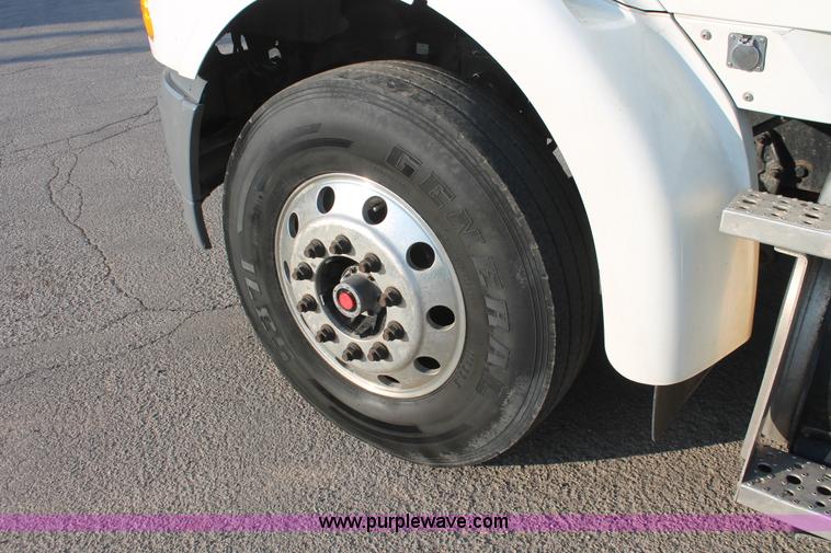 image for item E2917 2006 Sterling LT9500 semi truck