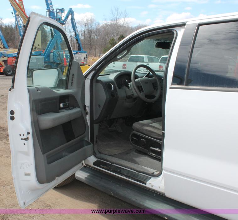 image for item E3273 2004 Ford F150 XLT SuperCrew pickup truck