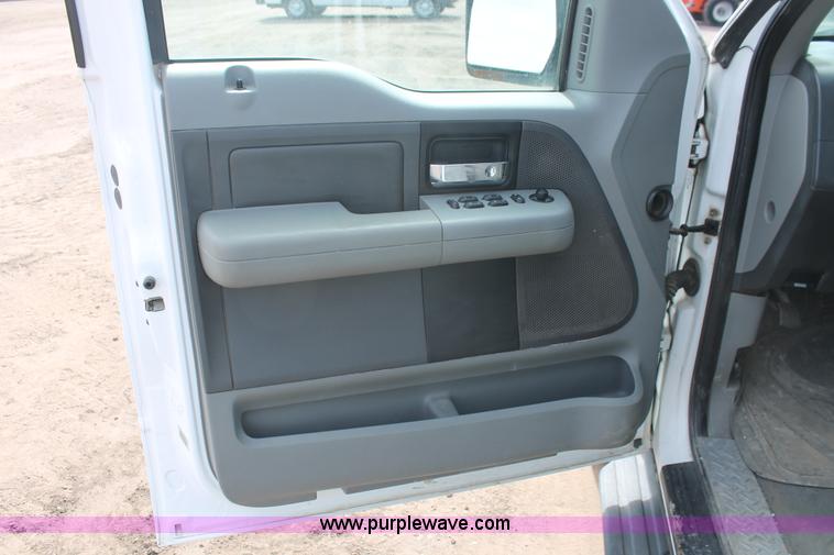 image for item E3273 2004 Ford F150 XLT SuperCrew pickup truck