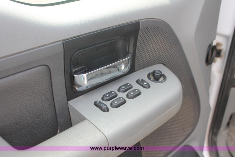 image for item E3273 2004 Ford F150 XLT SuperCrew pickup truck