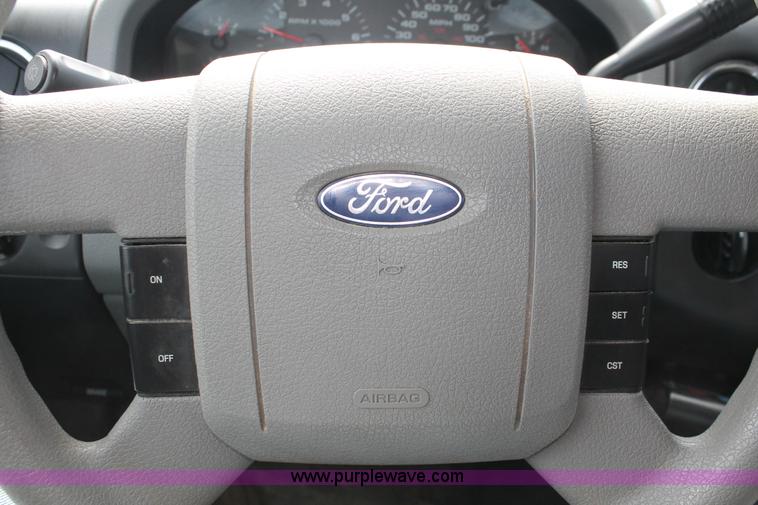 image for item E3273 2004 Ford F150 XLT SuperCrew pickup truck