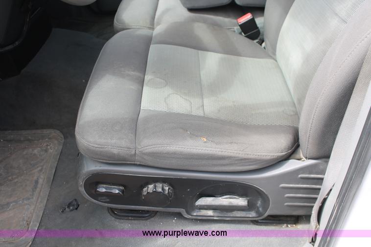 image for item E3273 2004 Ford F150 XLT SuperCrew pickup truck